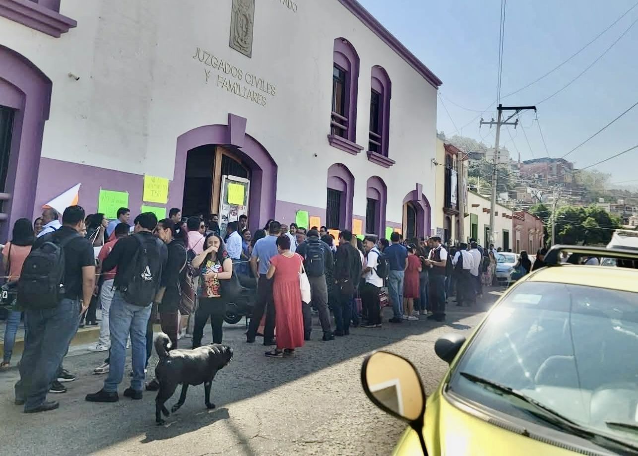 Trabajadores del Tribunal Superior de Justicia toman juzgados, en #Oaxaca; protestan por aumento de retención del ISR Trabajadores del Tribunal Superior de Justicia toman juzgados, en #Oaxaca; protestan por aumento de retención del ISR