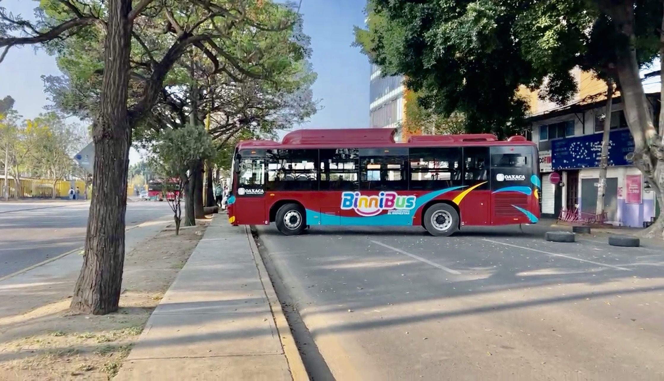 Oaxaca: integrantes del PAAE Sección 22 mantienen bloqueo en Avenida Universidad en espera de mesa de diálogo Oaxaca: integrantes del PAAE Sección 22 mantienen bloqueo en Avenida Universidad en espera de mesa de diálogo