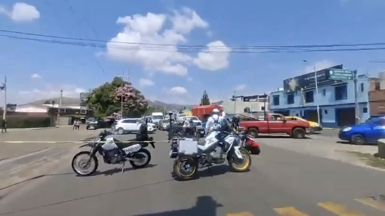 Personal del PAAE bloquea Cinco Señores, puente elevado y paso desnivel en #Oaxaca capital exigiendo respuestas del IEEPO