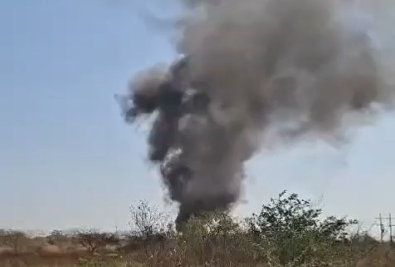 Persiste incendio en tiradero clandestino de plástico en Tehuantepec; vecinos exigen acción ambiental inmediata