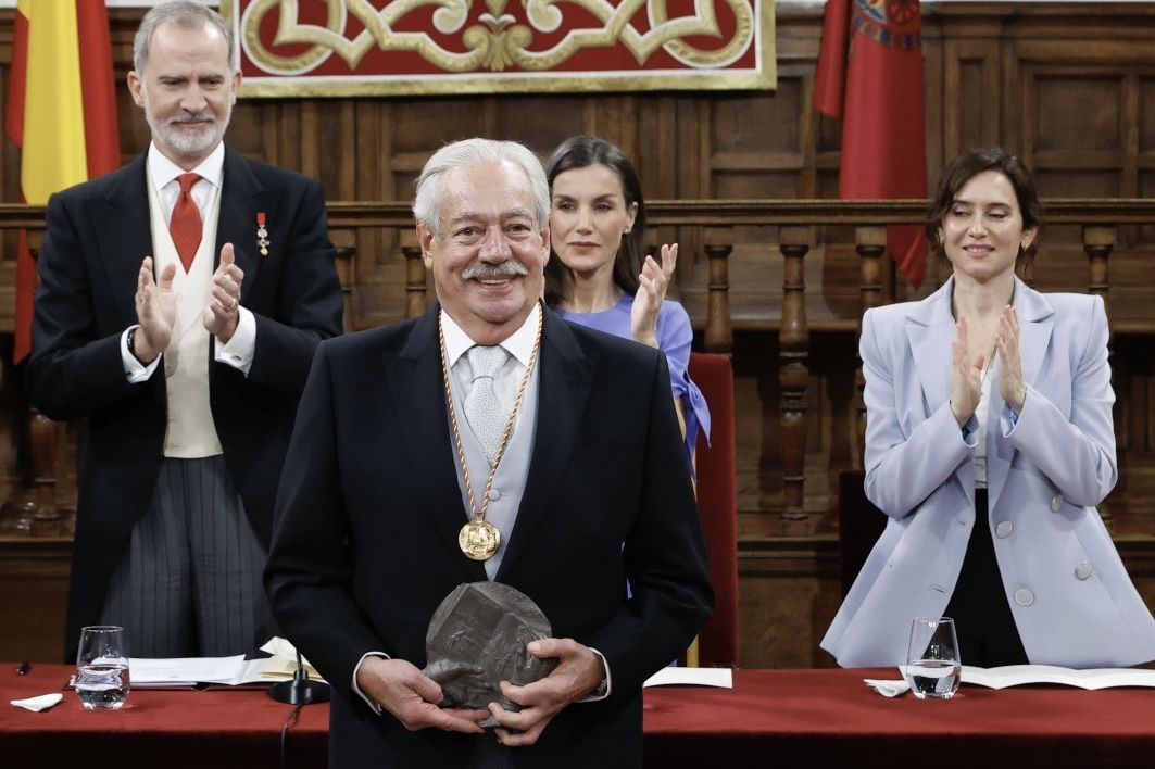 Gonzalo Celorio recibe el Premio Cervantes y rinde homenaje a sus raíces y al humor literario