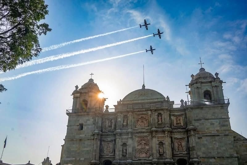 Oaxaca celebra 494 años con música, danzón y tamales; tradición y orgullo llenan el Zócalo