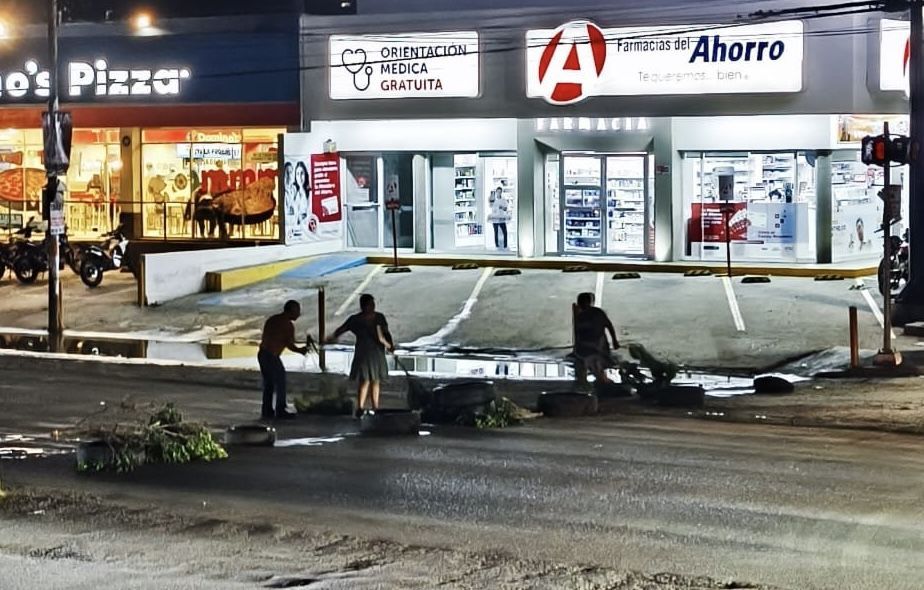 Habitantes de la Colonia del Maestro bloquean carretera 190, en #Oaxaca capital; exigen a CFE restablecer energía eléctrica