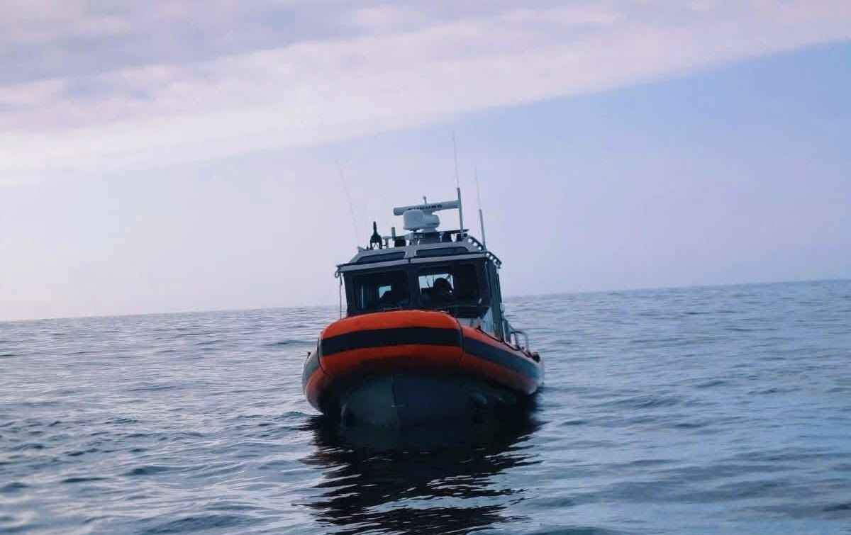 Pescadores voluntarios y elementos de Marina buscan a Isaac, desaparecido en El Faro de Santa Cruz Huatulco