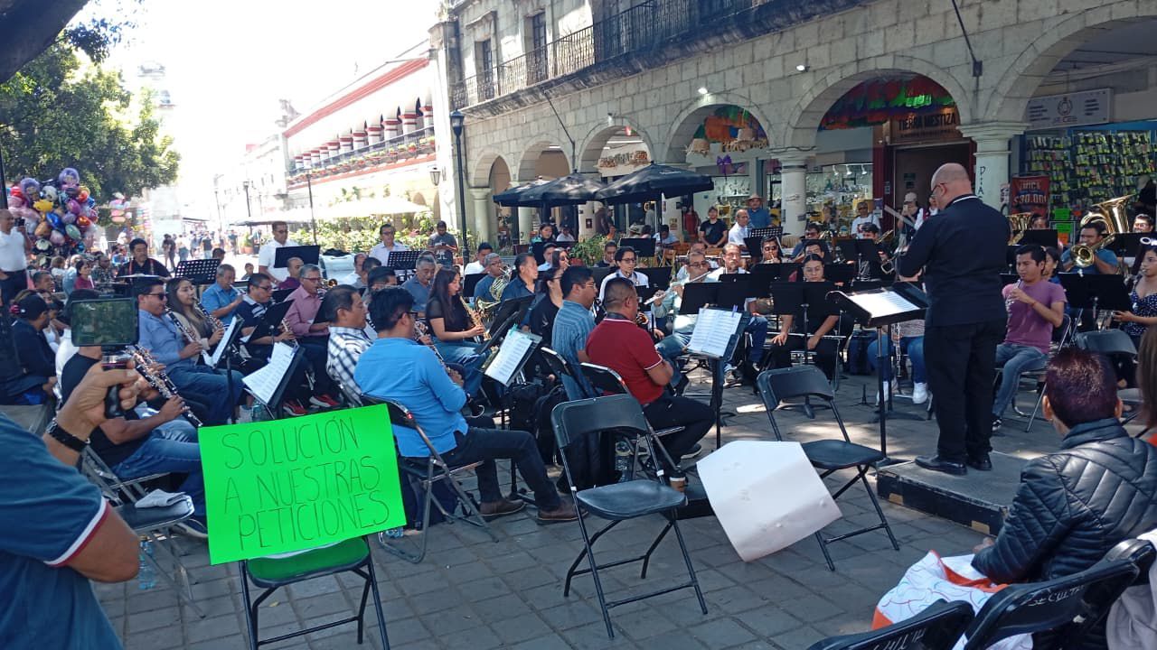 Músicos de la Banda del Estado protestan durante concierto en Zócalo de Oaxaca por demandas laborales