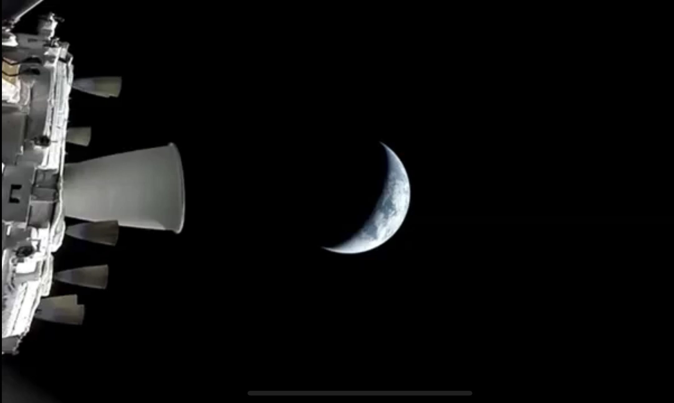 Los astronautas de Artemis II observan la Tierra en fase creciente doce horas después del lanzamiento