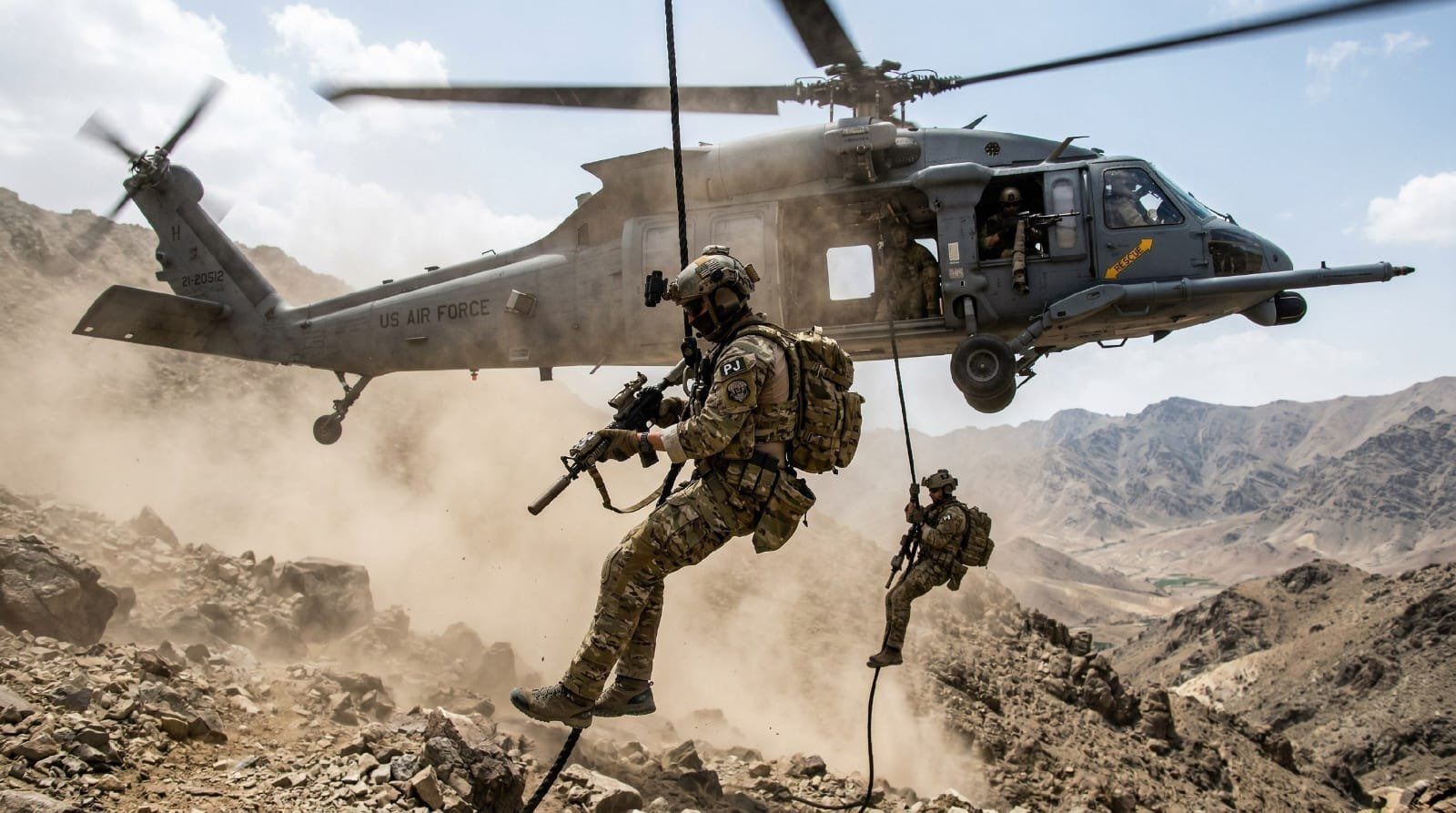 Navy SEALs rescatan de suelo iraní a tres pilotos de EE.UU tras 48 horas de desesperada evasión y combates tierra-aire