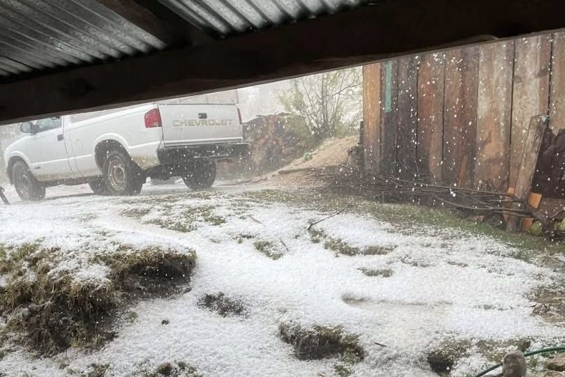 Una fuerte granizada sorprende a Buenavista Sinicahua, Tlaxiaco, con inusual manto blanco en plena primavera oaxaqueña
