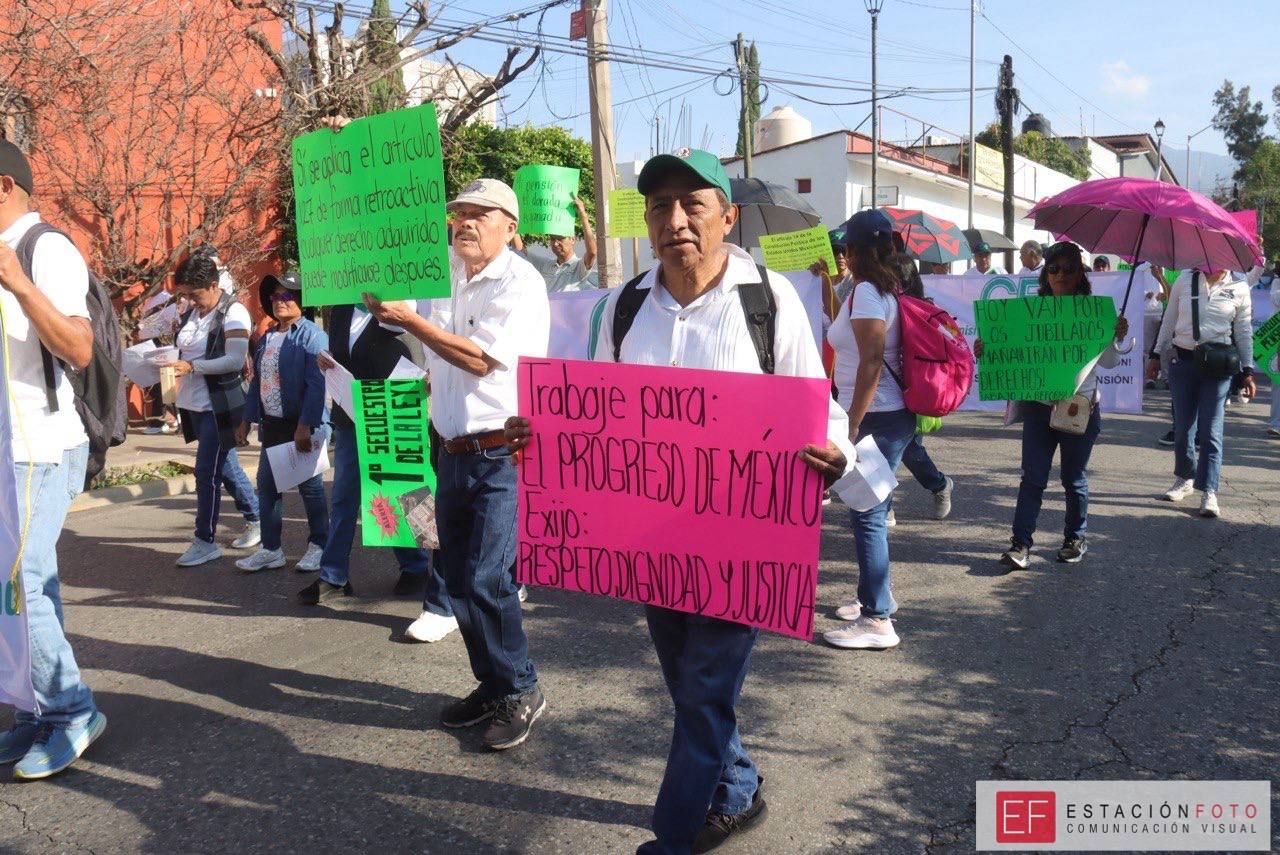 Jubilados de CFE marchan en #Oaxaca contra reforma de Sheinbaum y Morena que recorta pensiones constitucionales
