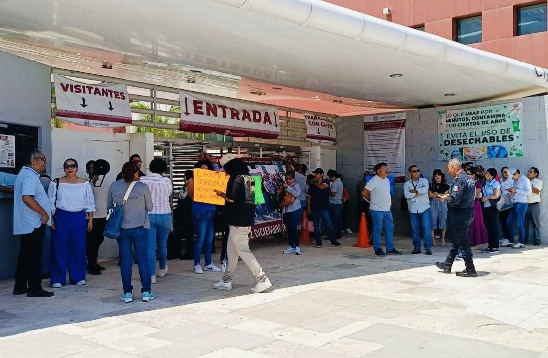 Trabajadores bloquean Ciudad Administrativa exigiendo asamblea y salida de Carmen Zárate, impuesta por Noel Hernández Rito