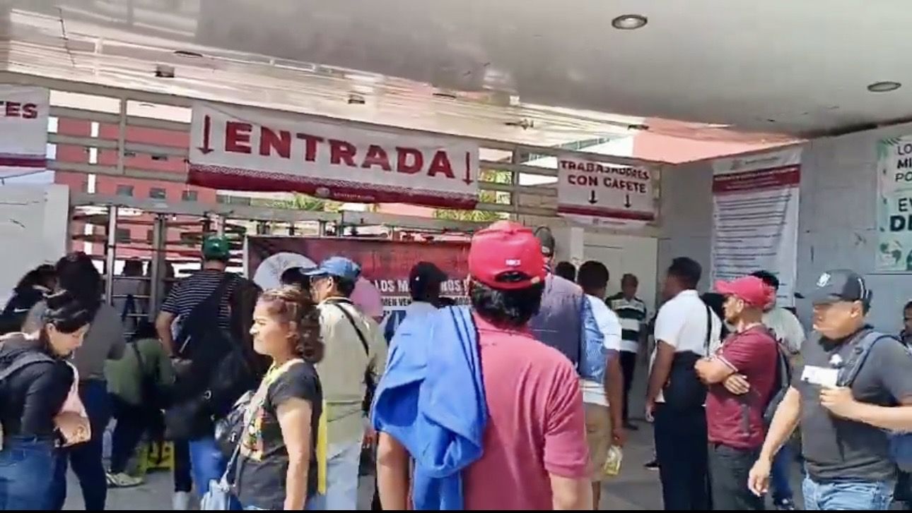 Protestan burócratas contra aumento del ISR en #Oaxaca: cierran Ciudad Administrativa y toman juzgado en Nochixtlán