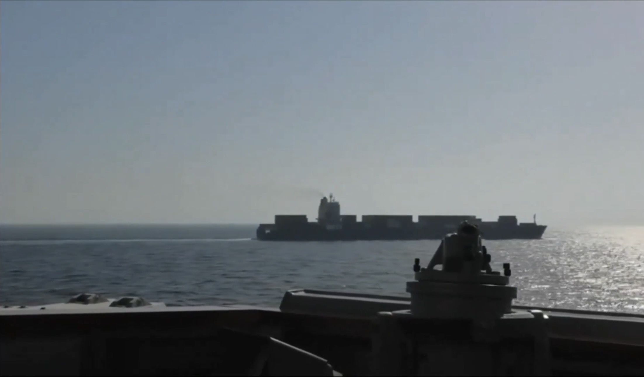 Tasnim: Irán ataca con drones varios buques militares de EE.UU. tras detención e incautación de carguero pérsico