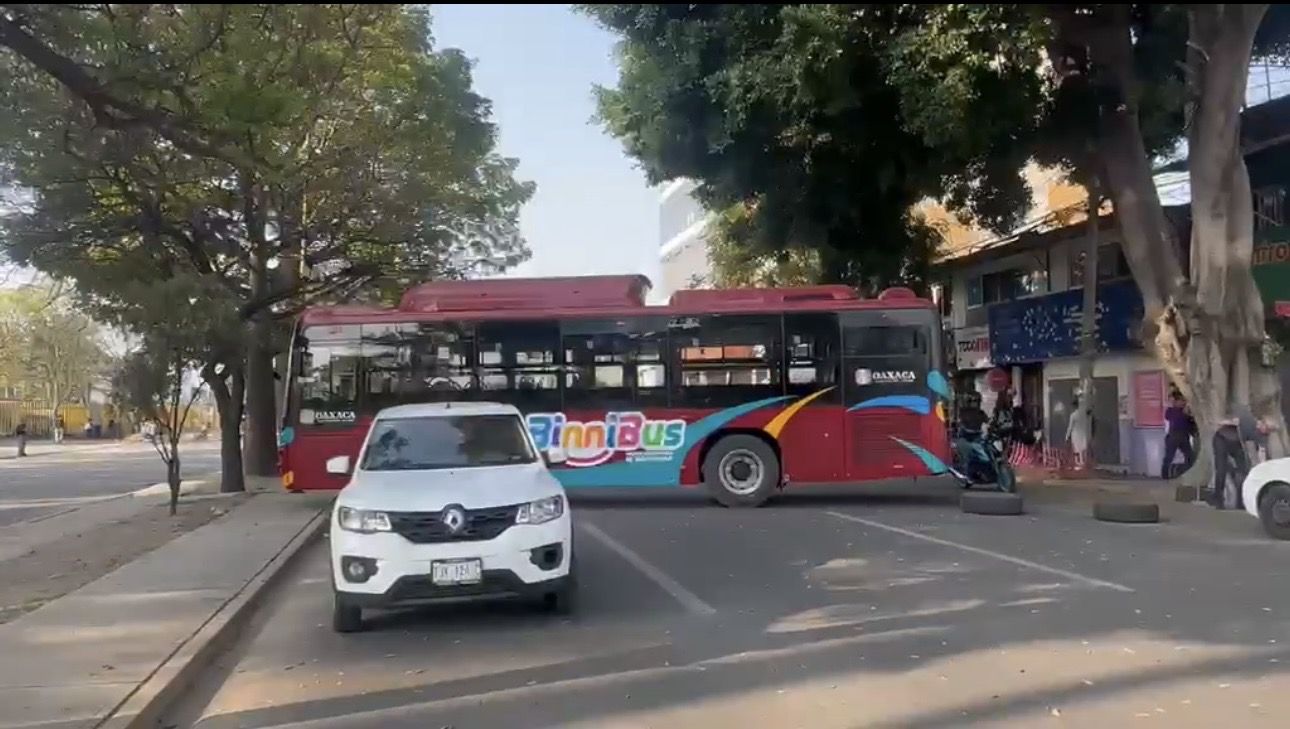 Trabajadores del PAAE de Sección 22 cumplen seis días de bloqueo en Av. Universidad, en #Oaxaca de Juárez
