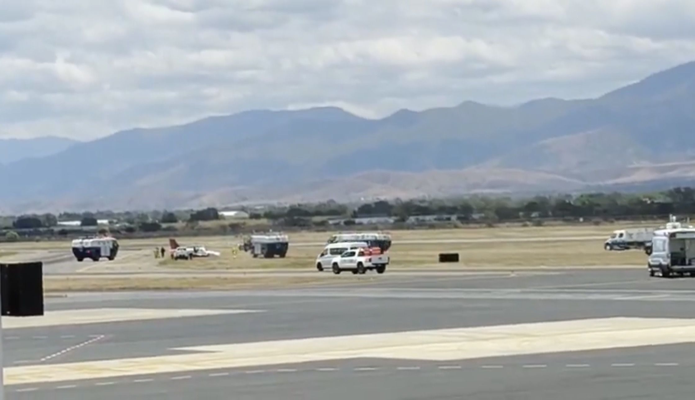 Piloto logra aterrizaje de emergencia en el aeropuerto de #Oaxaca tras falla en el tren de aterrizaje