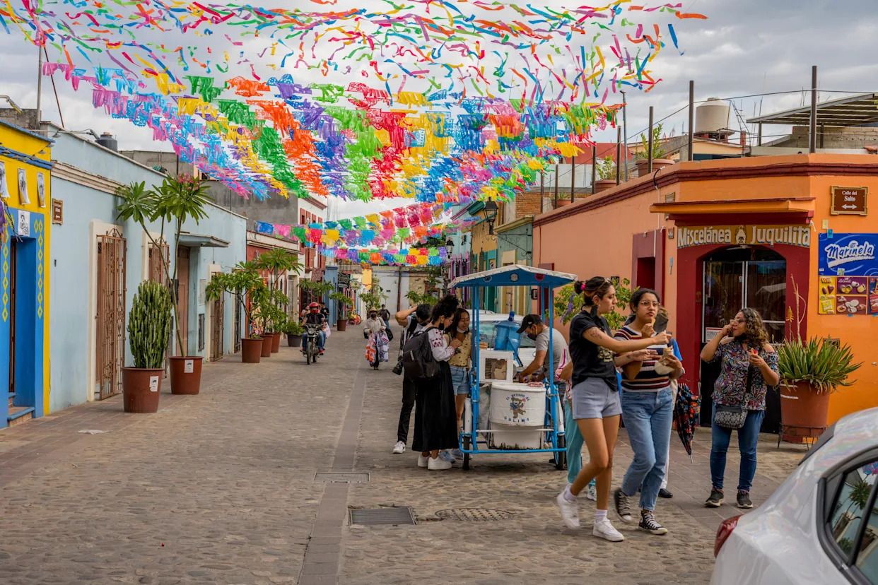 Sectur #Oaxaca presume cifras récord en afluencia turística y pasajeros aéreos mientras empresarios reportan caída del 30%