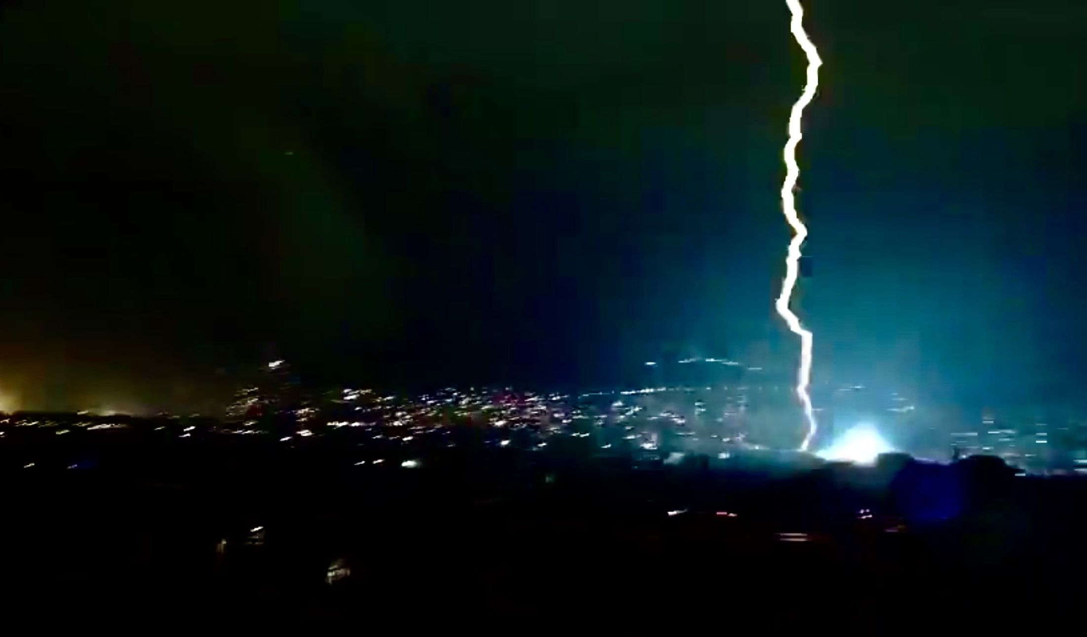 Rayo colapsó el C5 de #Oaxaca de Juárez y dejó sin luz amplios sectores de la zona metropolitana