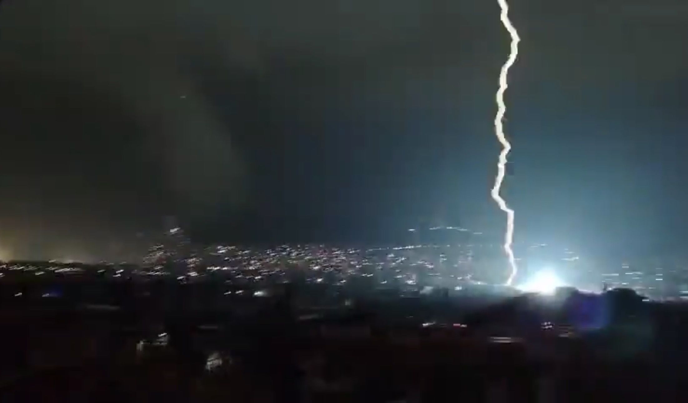 Tormenta eléctrica azota zona metropolitana de #Oaxaca con potentes rayos y apagones que paralizan la movilidad