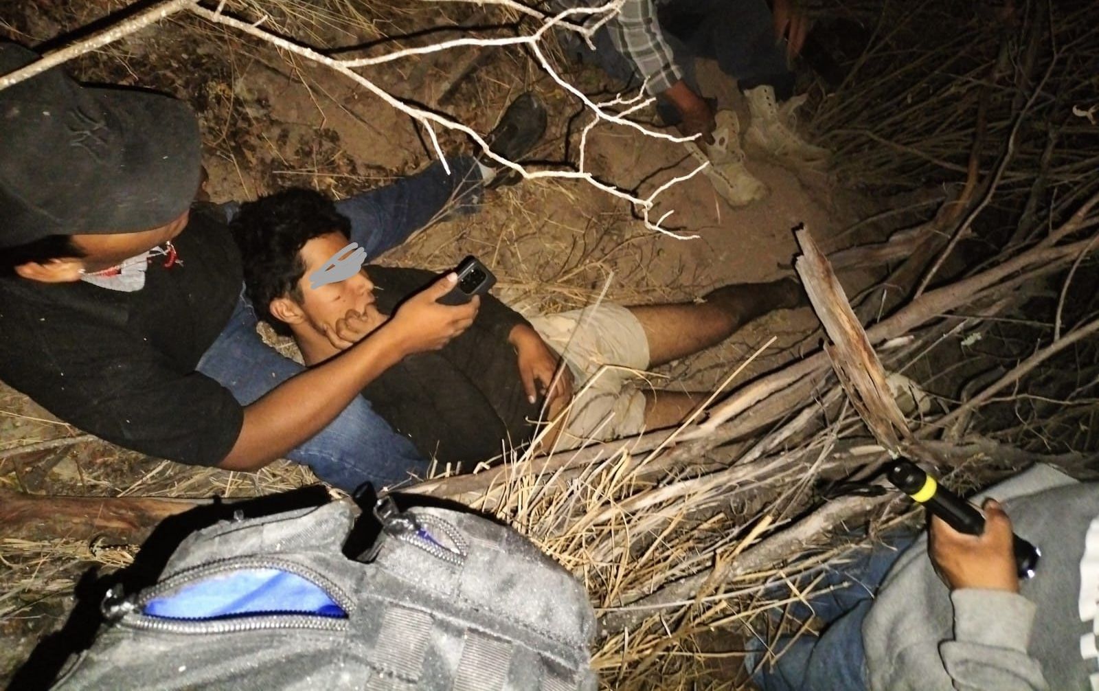 Rescatan a joven lesionado en cerro de Mitla, #Oaxaca, tras operativo nocturno de policías y bomberos