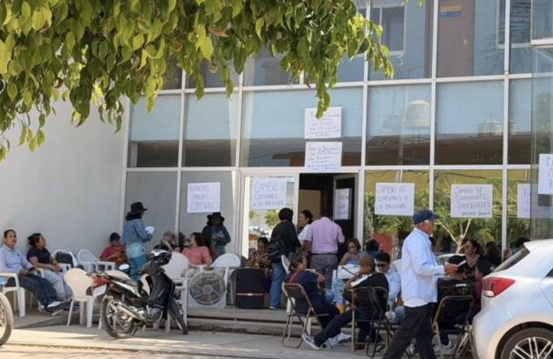 Sindicalizados toman sedes del STEUABJO; exigen renovación de comisiones internas y salida de Eulalia Cristina