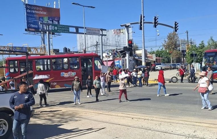 Padres de familia bloquean carretera 190 en Etla, #Oaxaca, por conflicto escolar que deja sin clases a 500 alumnos