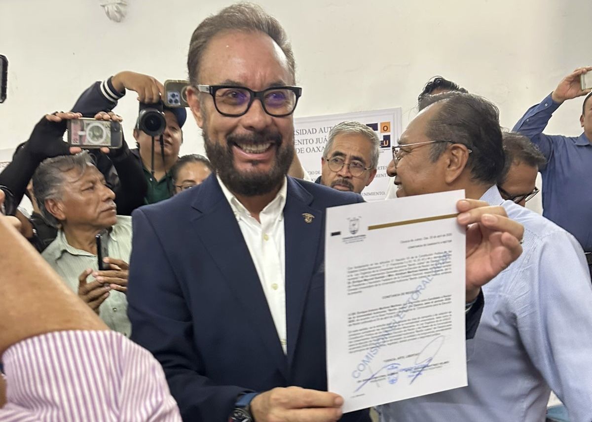 Enrique Martínez se registra como candidato para rectoría de UABJO y exige al menos tres debates públicos