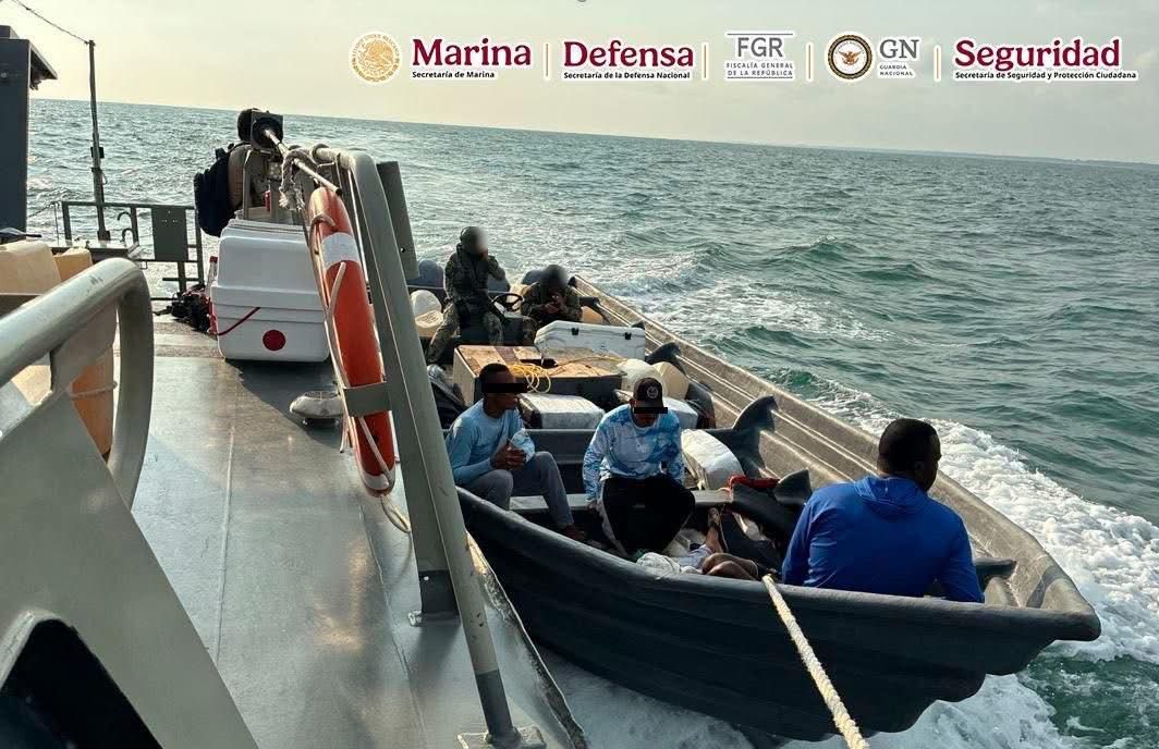 Marina asegura casi una tonelada de cocaína en la costa de Chiapas; detiene a seis extranjeros