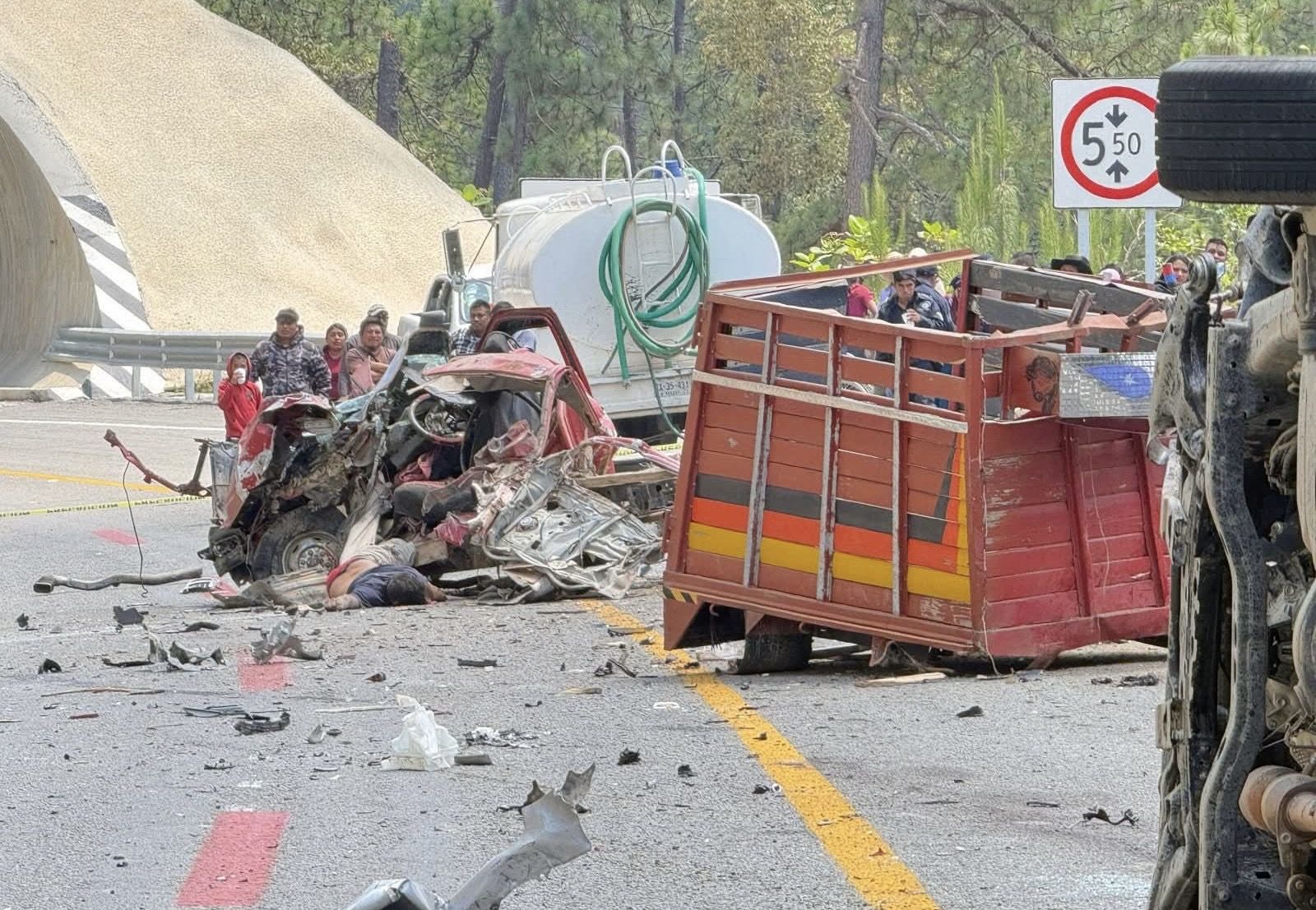 Choque frontal en la autopista Mitla-Tehuantepec deja un muerto y un lesionado hospitalizado Choque frontal en la autopista Mitla-Tehuantepec deja un muerto y un lesionado hospitalizado