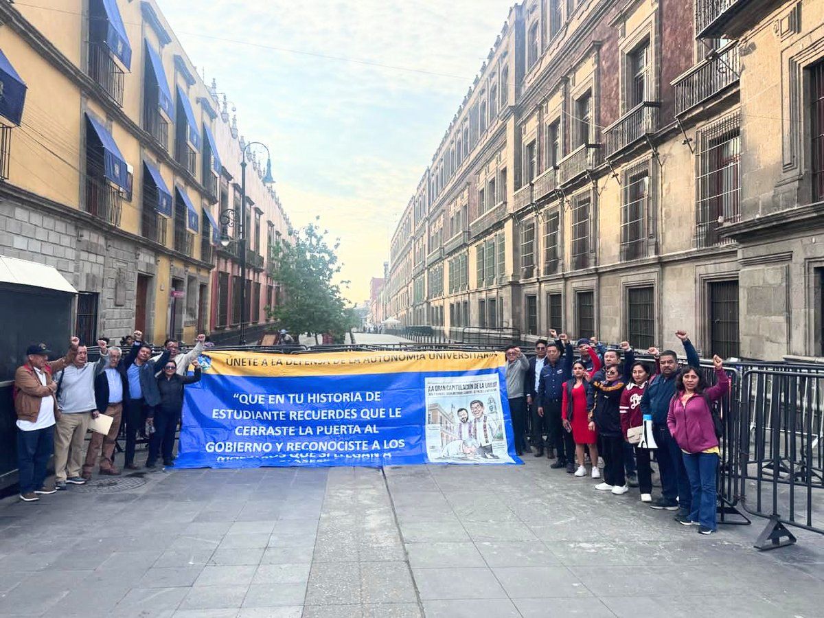 Universitarios de la UABJO protestan en Palacio Nacional contra fraude en elecciones e imposición de rector