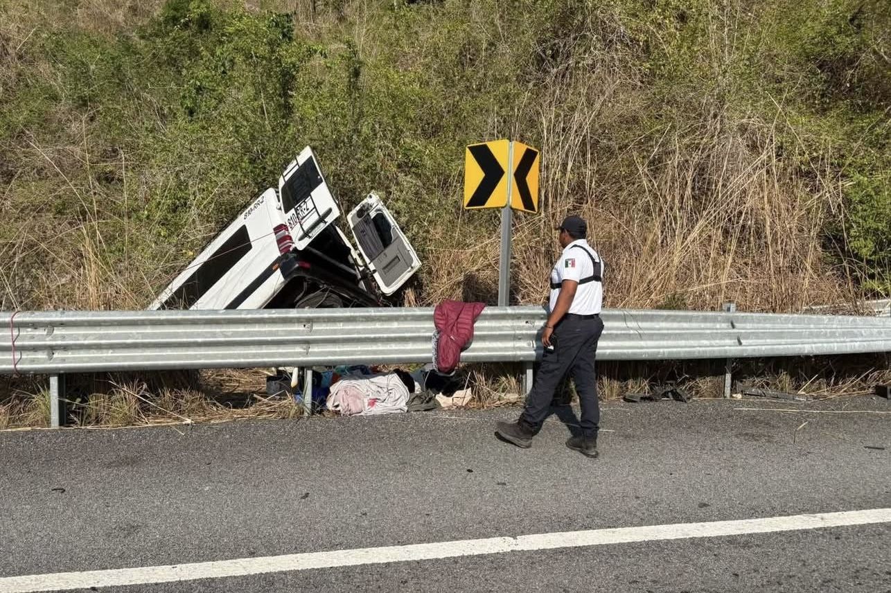 Exceso de velocidad saca Urvan de autopista Barranca Larga–Ventanilla en Colotepec; reportan heridos leves