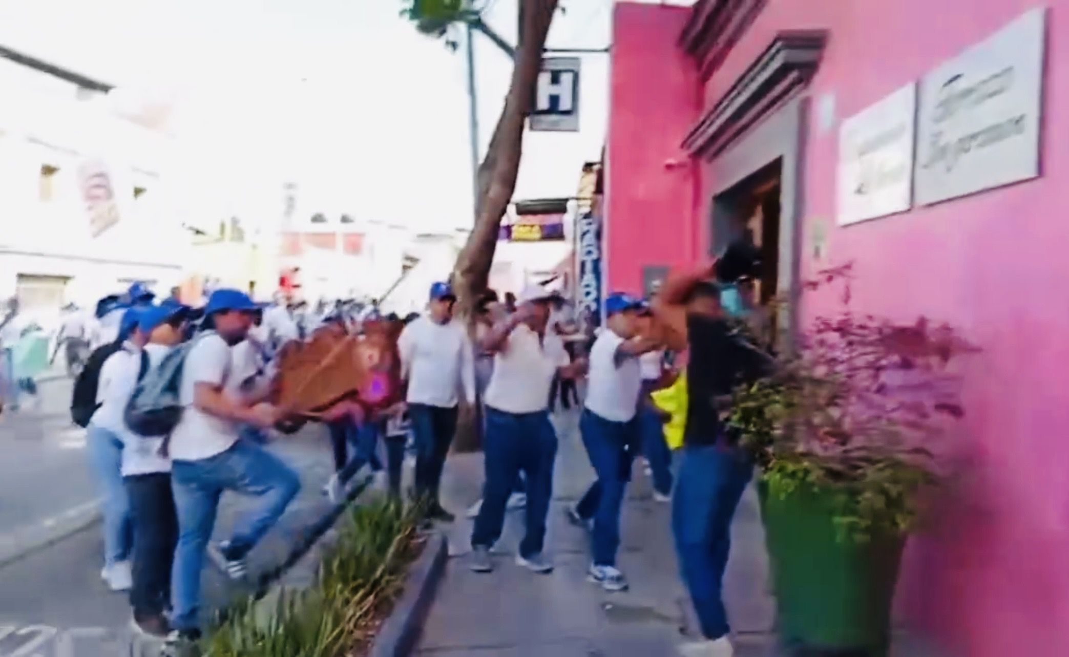 Trabajadores afectados por el decreto 24 agreden a dirigentes burócratas durante Desfile del Trabajo en #Oaxaca