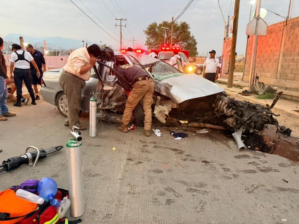 Tragedia después de fiesta: mujer fallece prensada tras impactar un auto contra poste en Xoxocotlán, #Oaxaca