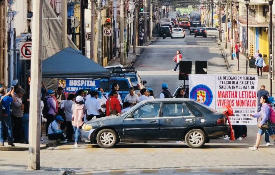 Conflicto por nepotismo en Jurisdicción Sanitaria de Tlacolula llega a Oaxaca de Juárez: bloquean calles del centro histórico