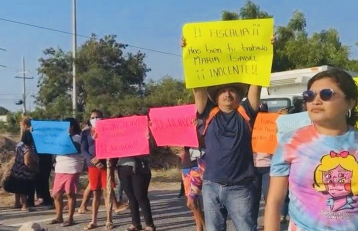 Familiares y pobladores bloquean la carretera federal Transístmica en Juchitán, #Oaxaca; exigen la liberación mujer detenida