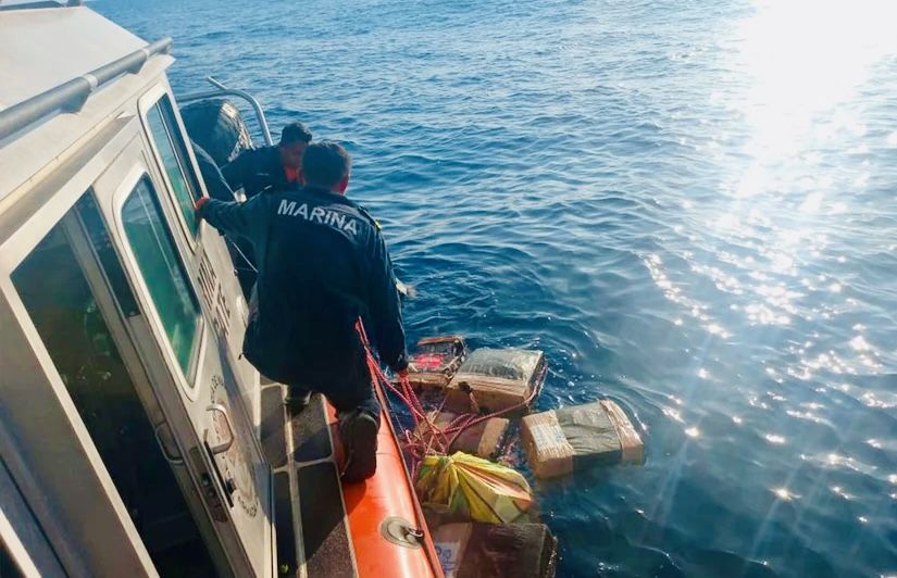 Golpe al narco en aguas de #Oaxaca, frente a Huatulco: Semar decomisa paquetes de cocaína en altamar