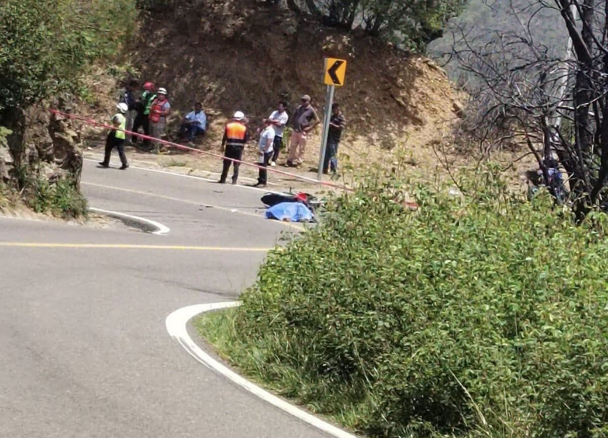Trágico accidente de un adolescente de 15 años en motocicleta sobre la carretera Oaxaca-Ixtlán de Juárez Trágico accidente de un adolescente de 15 años en motocicleta sobre la carretera Oaxaca-Ixtlán de Juárez