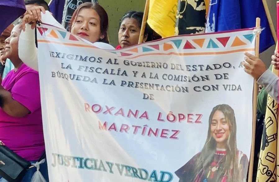 Familiares de Roxana López Martínez se instalan en plantón frente al Palacio de Gobierno de #Oaxaca; exigen búsqueda y localización Familiares de Roxana López Martínez se instalan en plantón frente al Palacio de Gobierno de #Oaxaca; exigen búsqueda y localización