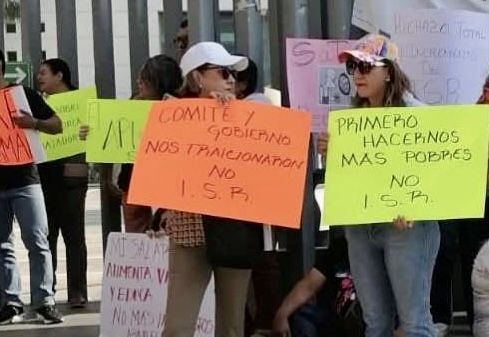 Protestan burócratas en el Congreso de #Oaxaca; denuncian descuentos ilegales de ISR por la Secretaría de Finanzas