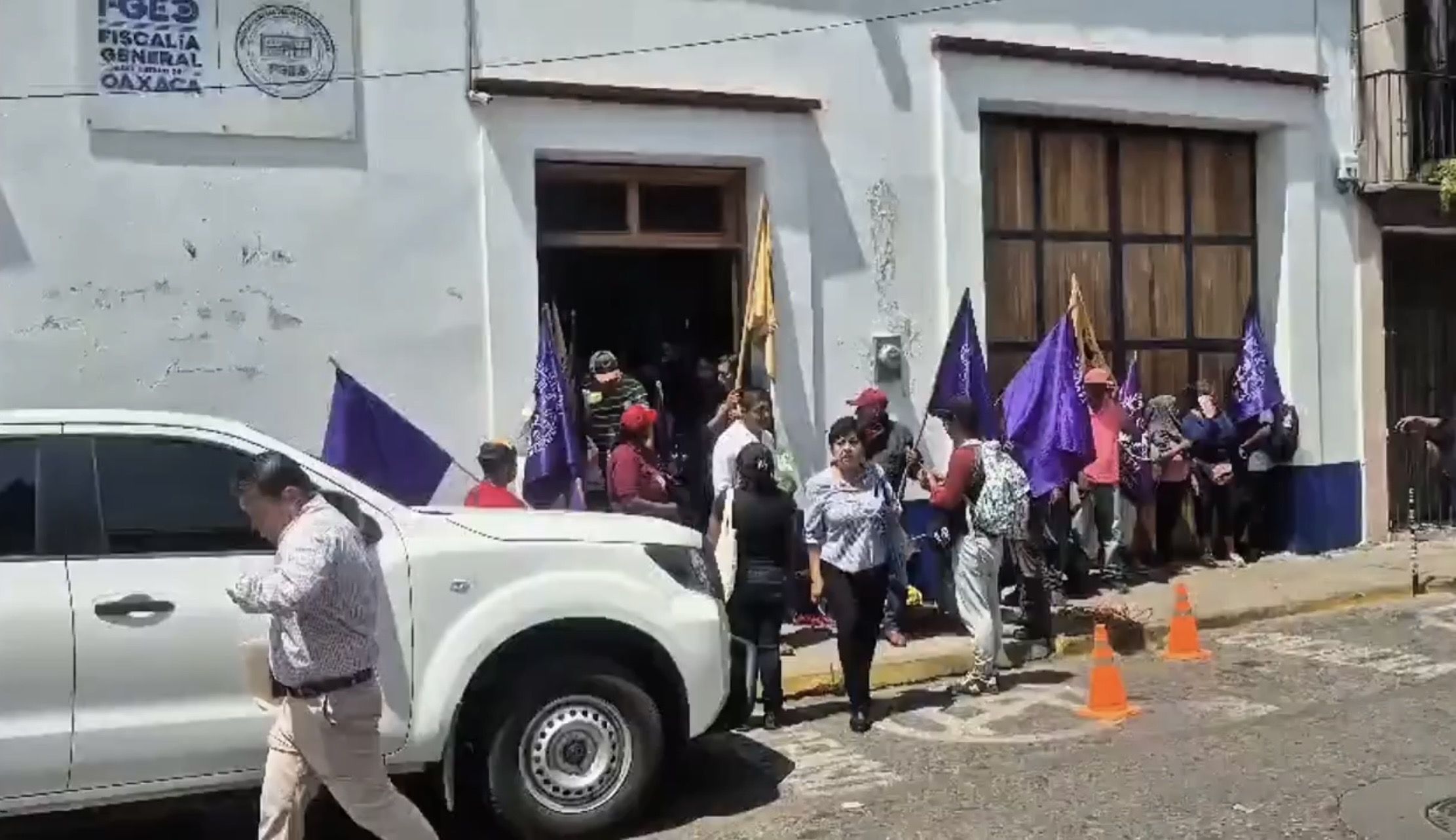 El CIPO toma oficinas de la Fiscalía de #Oaxaca; exige la búsqueda de Roxana López Martínez El CIPO toma oficinas de la Fiscalía de #Oaxaca; exige la búsqueda de Roxana López Martínez
