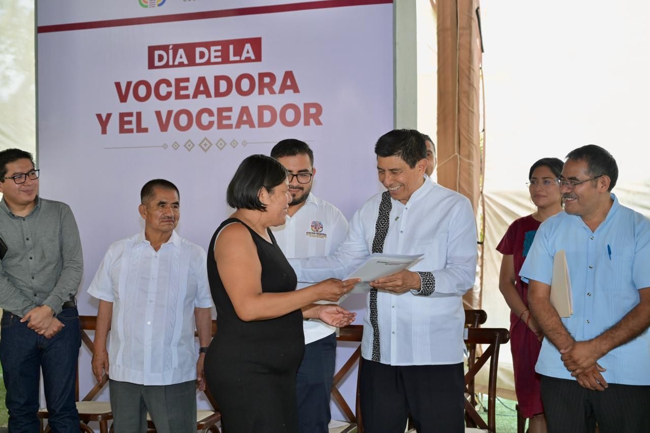 Salomón Jara entrega credenciales y certificados Hecho en Oaxaca para blindar y potenciar el sector artesanal