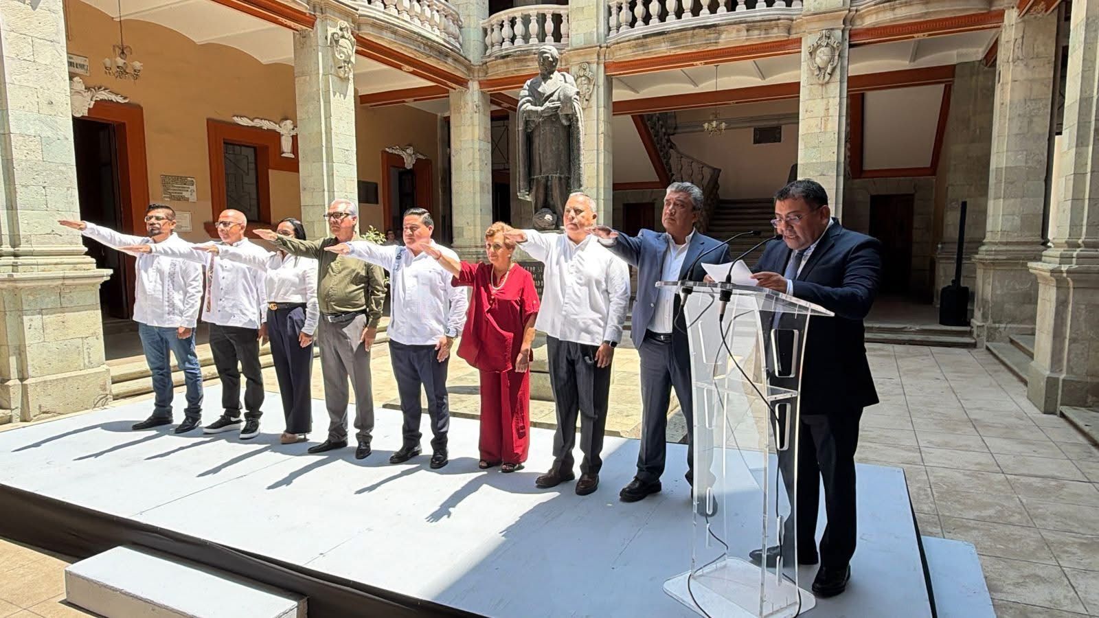 Con escuelas y facultades cerradas, Farid Acevedo toma protesta a nuevos funcionarios como rector de la UABJO