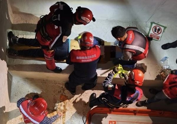 Oaxaca: Rescate en el Estadio Eduardo Vasconcelos: obrero cae a cisterna vacía y resulta con golpes menores Oaxaca: Rescate en el Estadio Eduardo Vasconcelos: obrero cae a cisterna vacía y resulta con golpes menores