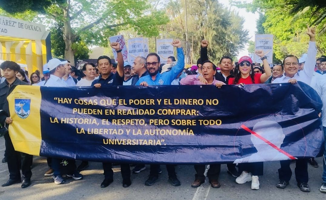 Comunidad de la UABJO marcha masivamente en Oaxaca exigiendo anular la elección fraudulenta de nuevo rector Comunidad de la UABJO marcha masivamente en Oaxaca exigiendo anular la elección fraudulenta de nuevo rector