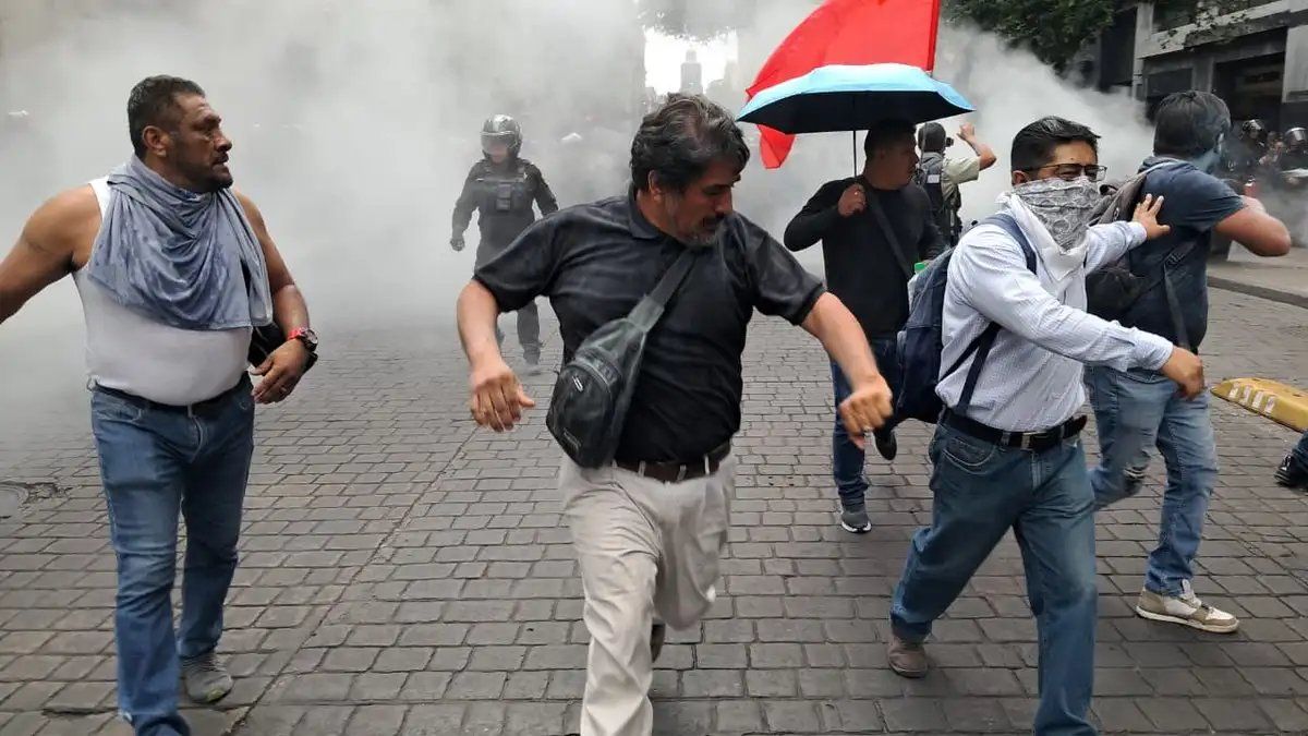 Policía de la CDMX gasea y dispersa a maestros de #Oaxaca que buscaban llegar a la plancha del zócalo Policía de la CDMX gasea y dispersa a maestros de #Oaxaca que buscaban llegar a la plancha del zócalo