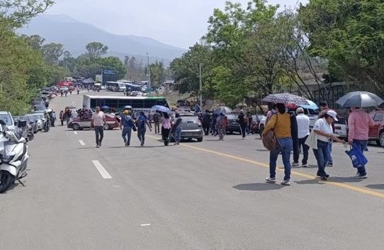 Son seis los bloqueos simultáneos activados por la Sección 22 y asfixia la conectividad en regiones de #Oaxaca