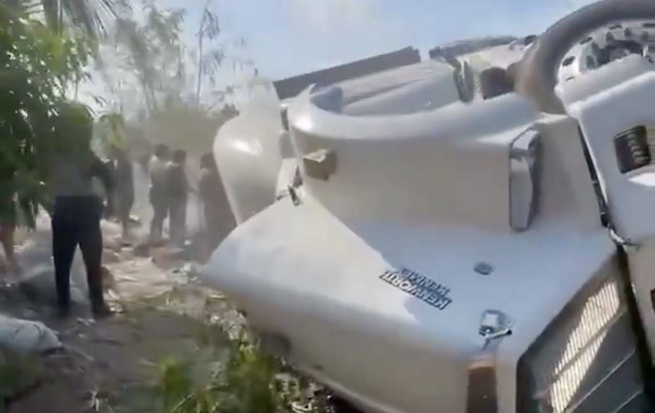 Oaxaca: vuelven a rapiñar tráiler cargado con cemento que volcó en carretera costera 200; delito no es castigado