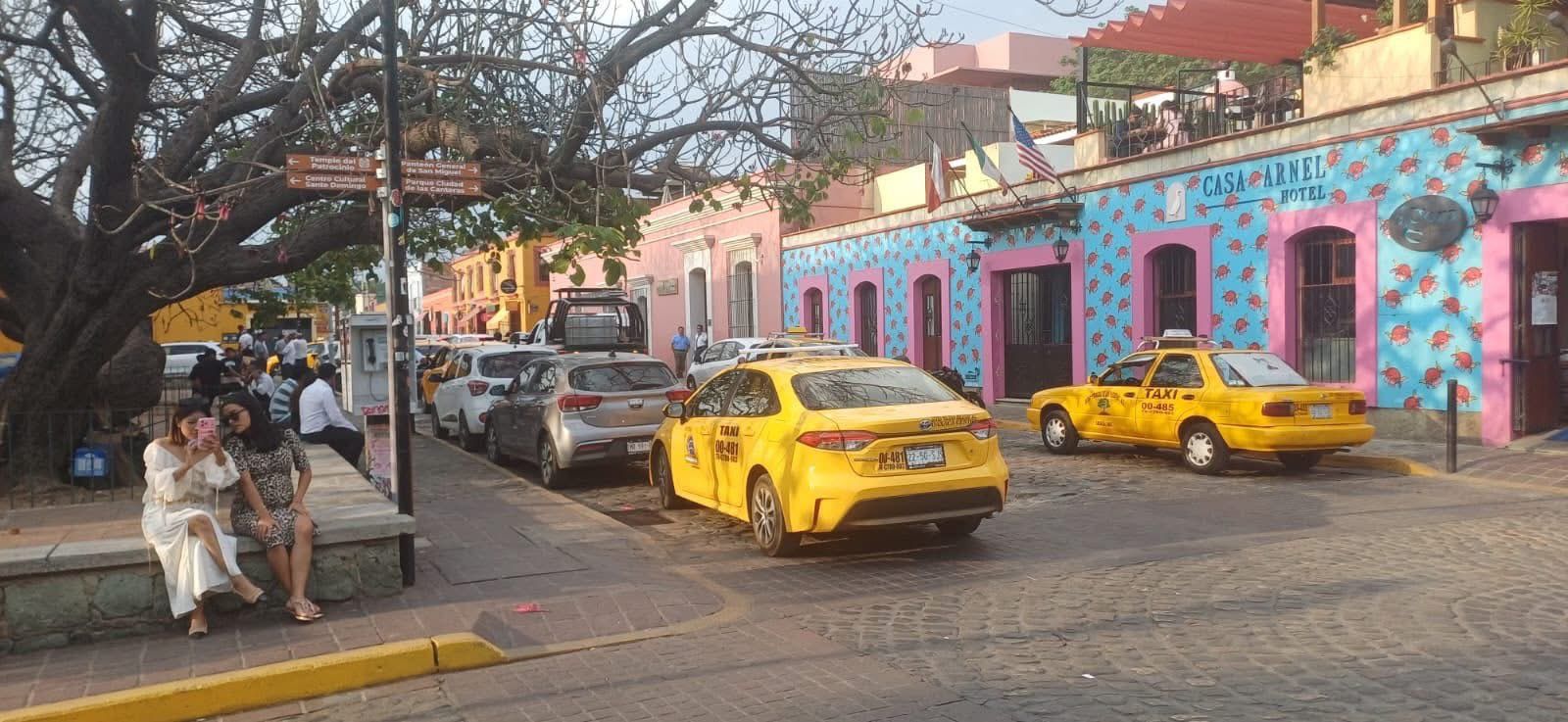 Vecinos de Jalatlaco, en Oaxaca de Juárez, rechazan base de taxis irregular tras denuncias de presunta extorsión a hoteles locales