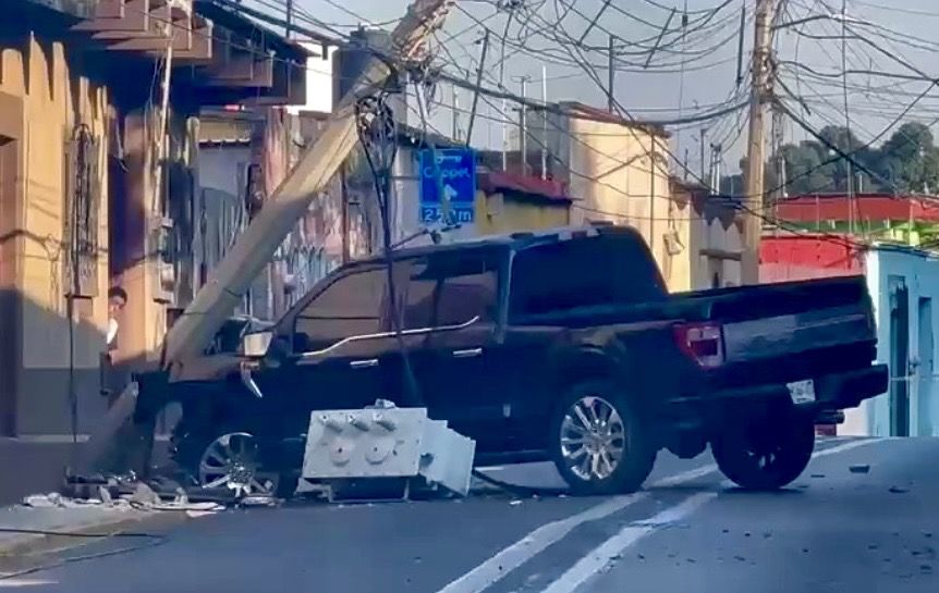 CFE abandona poste caído en División Oriente en #Oaxaca de Juárez y deja sin luz a vecinos