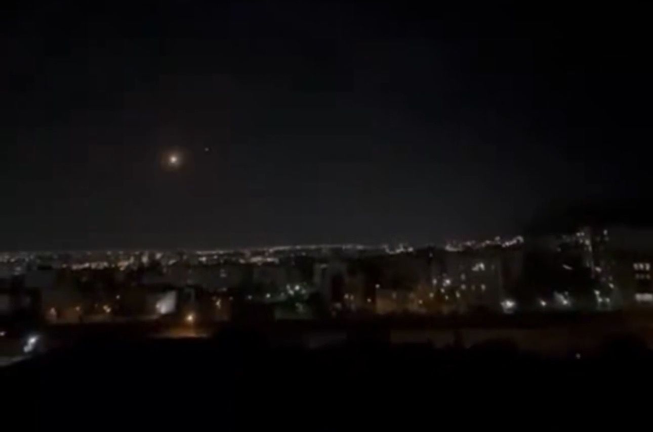 Escalada en Ormuz: Irán ataca buque EE.UU. y Washington responde con bombardeos en Bandar Abbás