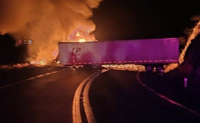 Choque frontal entre tráileres provoca incendio y cierre total en supercarretera Cuacnopalan-Oaxaca
