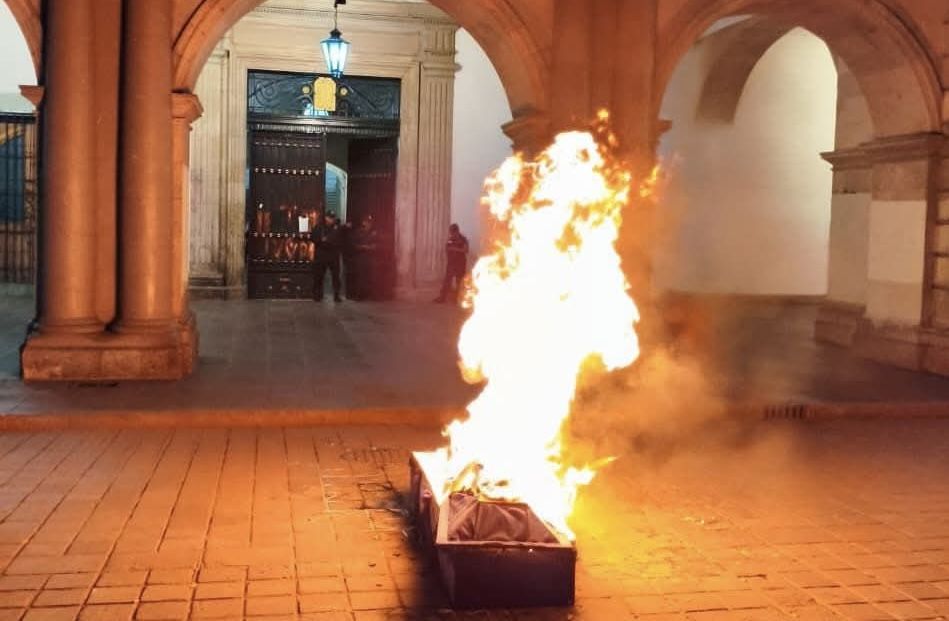 Familiares del ambientalista asesinado Eugui Roy Martínez quemaron un ataúd ante el palacio de #Oaxaca exigiendo justicia